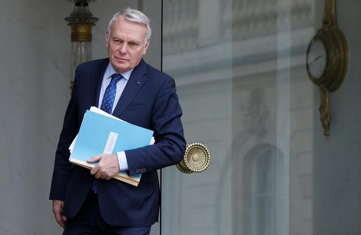 © Reuters. French Foreign Minister Jean-Marc Ayrault leaves the weekly cabinet meeting at the Elysee Palace in Paris
