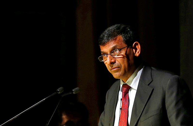© Reuters. RBI Governor Rajan delivers a lecture at Tata Institute of Fundamental Research in Mumbai