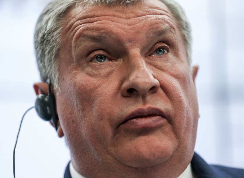 © Reuters. Глава Роснефти Игорь Сечин на Петербургском экономическом форуме