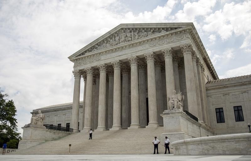 © Reuters. The Supreme Court stands in Washington