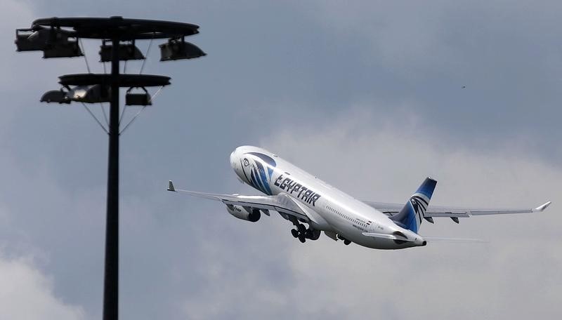 © Reuters. LES CARTES MÉMOIRES DU VOL EGYPTAIR ACHEMINÉES EN FRANCE