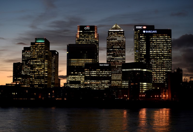 © Reuters. The Canary Wharf financial district is seen at dusk in east London
