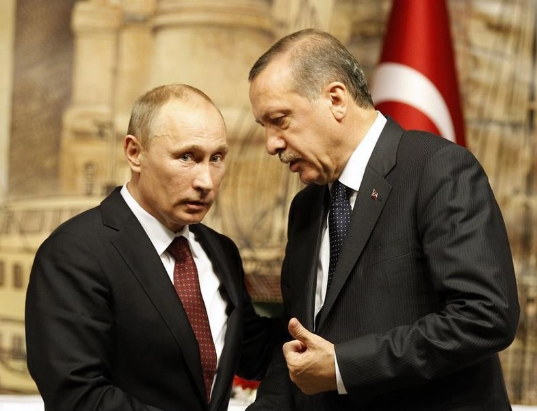 © Reuters. Russia's President Putin talks with Turkey's Prime Minister Erdogan after their news conference
