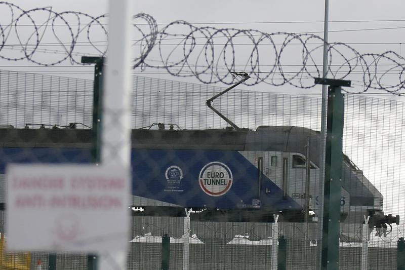 © Reuters. DEUX DRONES POUR EUROTUNNEL POUR SURVEILLER LES MIGRANTS