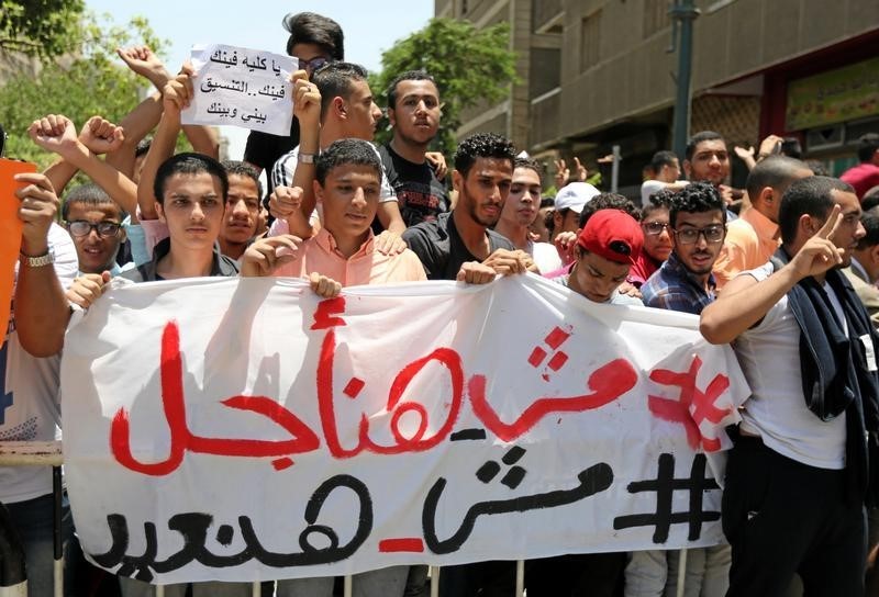 © Reuters. مئات الطلاب بمصر يحتجون على إلغاء امتحان بعد تسريبه