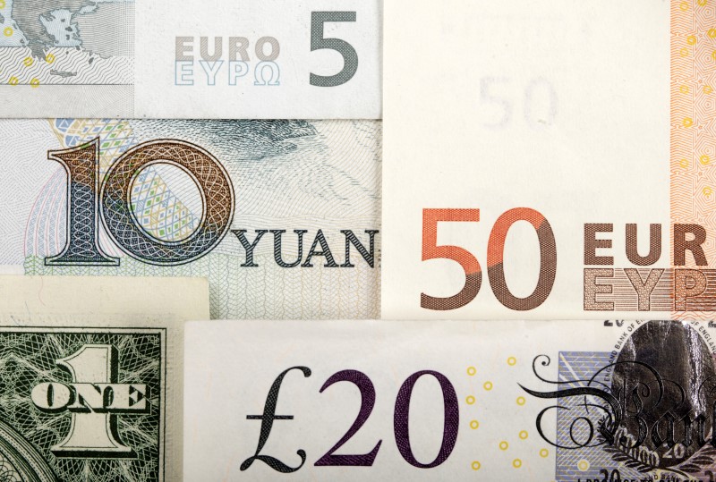 © Reuters. Купюры различных валют