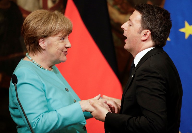 © Reuters. La cancelliera tedesca Angela Merkel e il premier Matteo Renzi