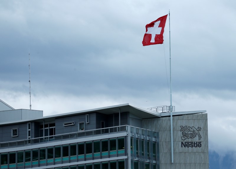 © Reuters. A Swiss flag loats on the headquarters of world food giant Nestle in Vevey