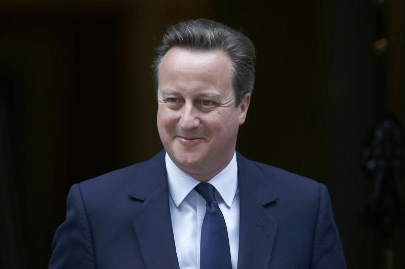 © Reuters. Primeiro-ministro britânico, David Cameron, deixa residência oficial em Londres