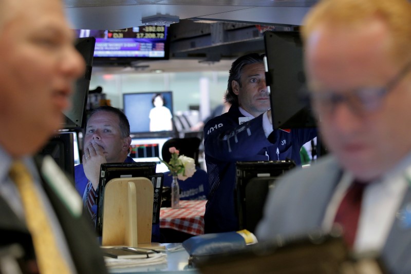 © Reuters. Traders work on the floor of the New York Stock Exchange