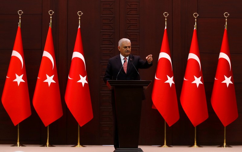 © Reuters. Turkey's Prime Minister Binali Yildirim addresses the media in Ankara