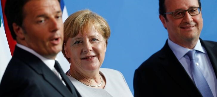 © Reuters. Renzi, Merkel e Hollande durante entrevista em Berlim