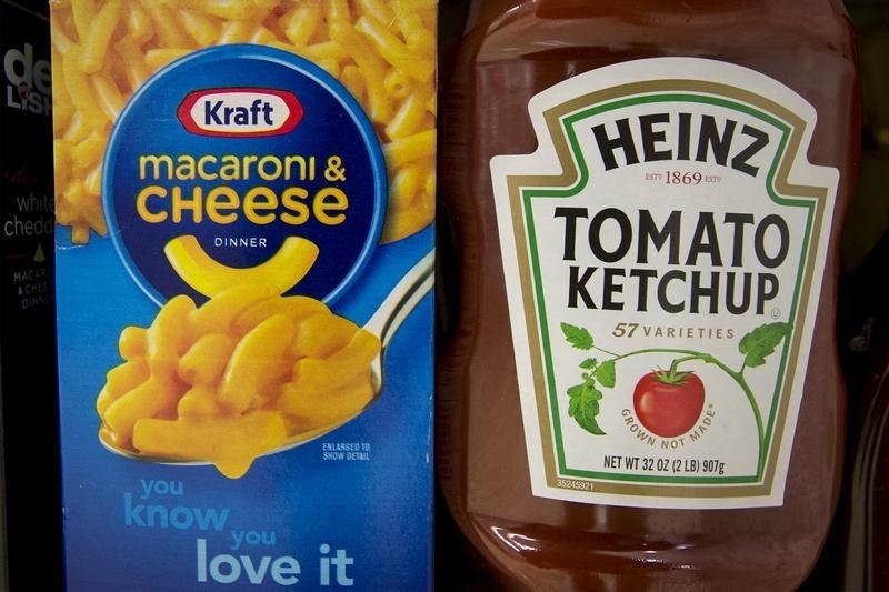 © Reuters. A box of Kraft macaroni and cheese and a Heinz Ketchup bottle are displayed together on a grocery store shelf in New York