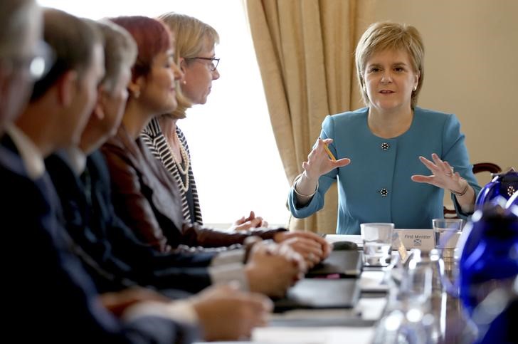 © Reuters. Primeira-ministra da Escócia, Nicola Sturgeon, discursa durante reunião de emergência em Edimburgo