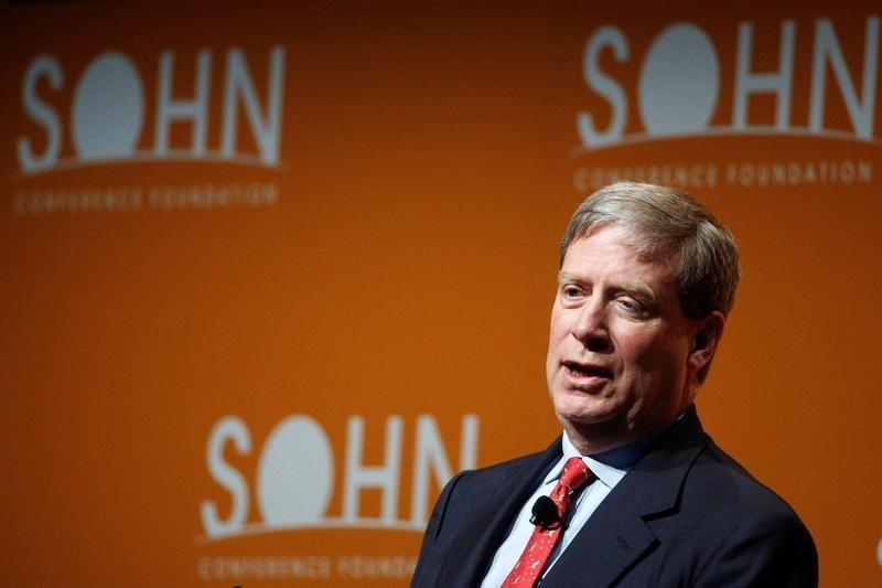 © Reuters. Stanley Druckenmiller, Chairman and CEO of Duquesne Family Office LLC., speaks at the Sohn Investment Conference in New York