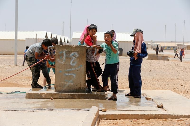 © Reuters. عمال إغاثة: محنة اللاجئين السوريين العالقين تتفاقم مع منع الأردن دخول مساعدات