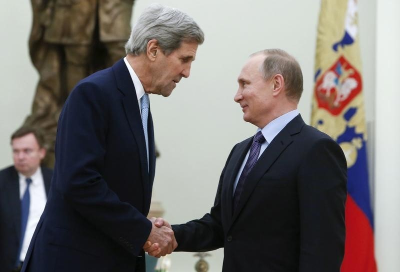 © Reuters. Russian President Putin welcomes U.S. Secretary of State Kerry during meeting at Kremlin in Moscow