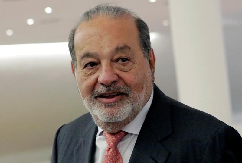 © Reuters. Mexican tycoon Carlos Slim walks after he launched a free online platform for education with free access to mobile WiFi connections to the Internet on his Infinitum service during a news conference at Soumaya museum in Mexico City