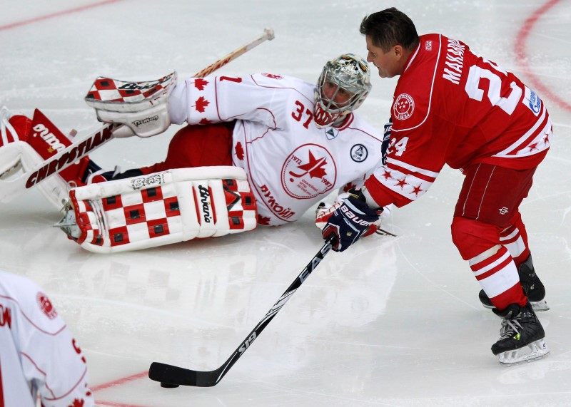 © Reuters. Russia's Makarov tries to score against Canada?s Kidd during their exhibition ice hockey game in St. Petersburg