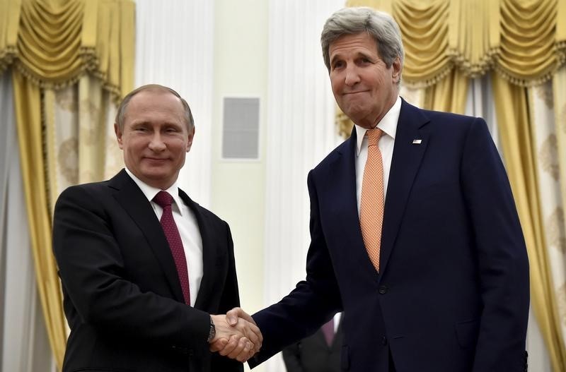 © Reuters. كيري يثير مع بوتين قضية تعرض دبلوماسيين أمريكيين لمضايقات في موسكو