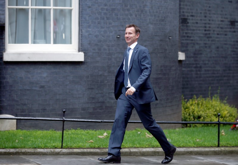 © Reuters. Secretário britânico de Saúde, Jeremy Hunt, chega para reunião de gabinete em Downing Street, região central de Londres