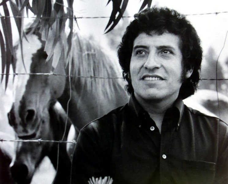 © Reuters. Cantor chileno Victor Jara, que foi torturado e morreu durante a ditadura militar do General Augusto Pinochet, é visto nesta foto sem data