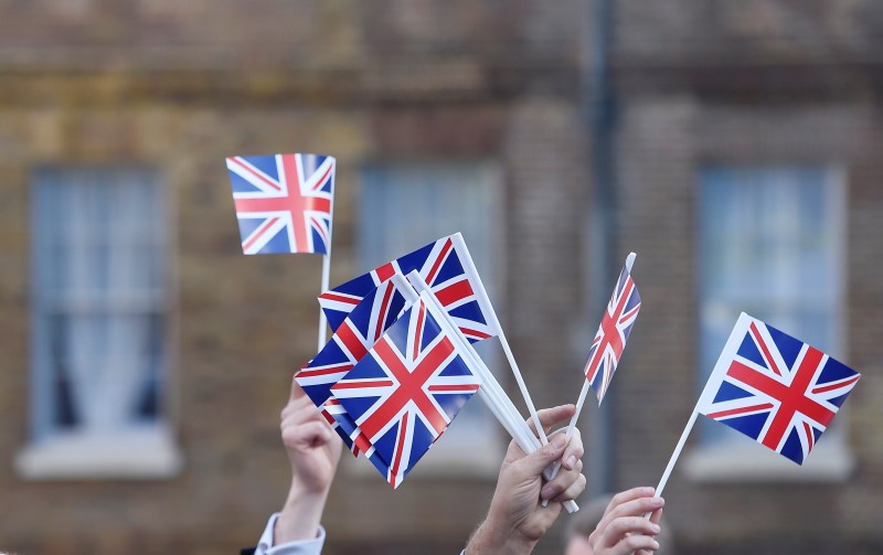 © Reuters. Apoiadores da saída do Reino Unido da União Europeia seguram bandeiras do país em Westminster, Grã Bretanha