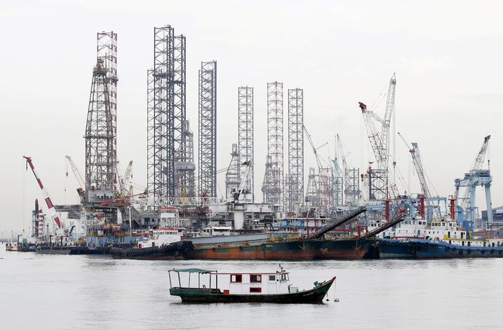 © Reuters. Буровые платформы рядом с портом Сингапура