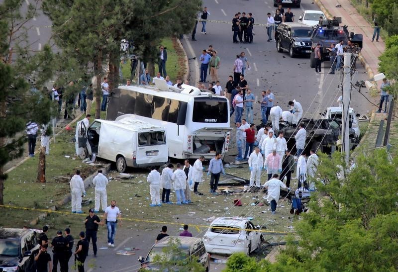 © Reuters. مصادر: إصابة خمسة أشخاص في انفجار قنبلة بجنوب شرق تركيا