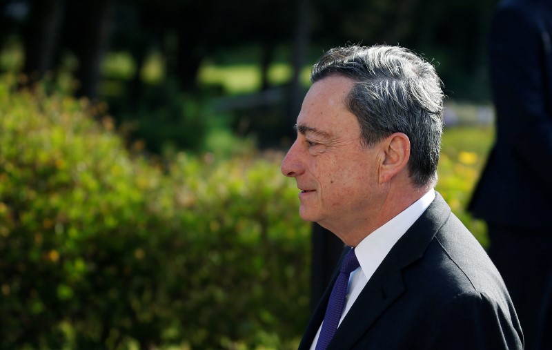 © Reuters. MARIO DRAGHI DÉFEND L’IDÉE D’UN ALIGNEMENT DES POLITIQUES MONÉTAIRES