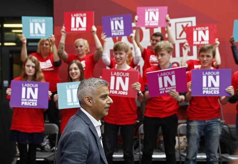 © Reuters. London Mayor Sadiq Khan speaks during a "Labour In for Britain" campaign event in London