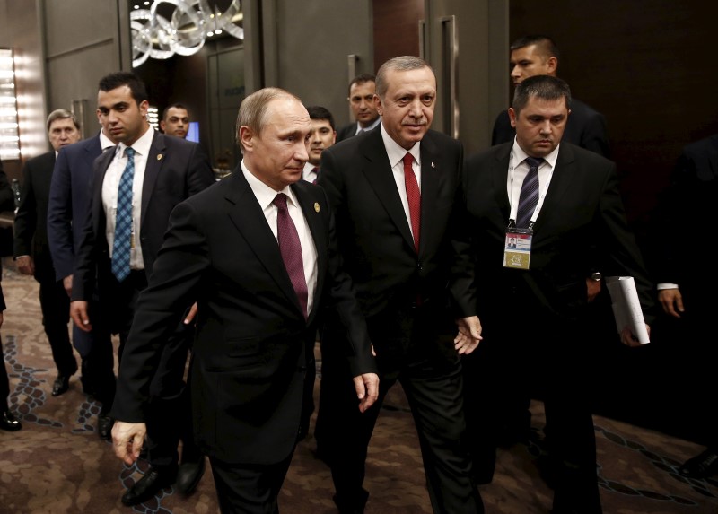 © Reuters. Turkey's President Tayyip Erdogan walks with his Russian counterpart Putin prior to their meeting at the Group of 20 (G20) leaders summit in the Mediterranean resort city of Antalya, Turkey