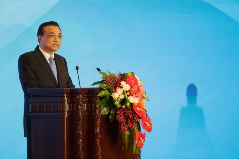 © Reuters. China's Premier Li Keqiang delivers a speech at the First World Conference on Tourism for Development in Beijing