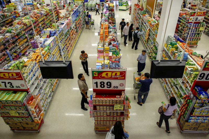 © Reuters. People shop in a supermarket inside a department store in Bangkok