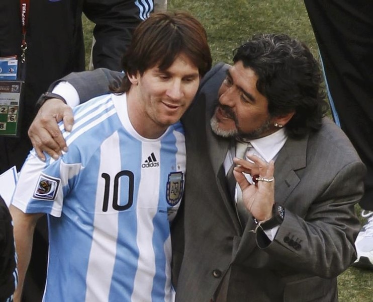 © Reuters. Argentina's coach Maradona hugs Messi after their 2010 World Cup Group B soccer match against South Korea at Soccer City stadium in Johannesburg