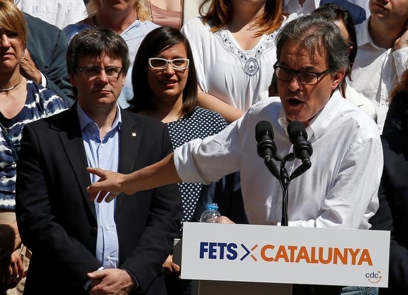 © Reuters. Un tribunal procesa al expresidente catalán Artur Mas por la consulta del 9N