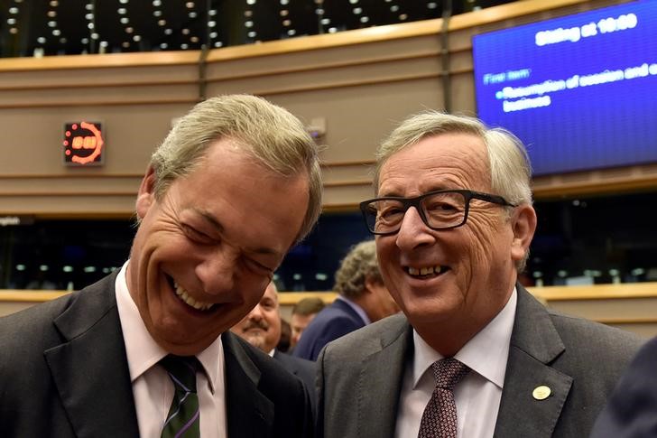 © Reuters. Presidente da Comissão Europeia, Jean-Claude Juncker, ao lado de líder do Ukip, Nigel Farage, em Bruxelas