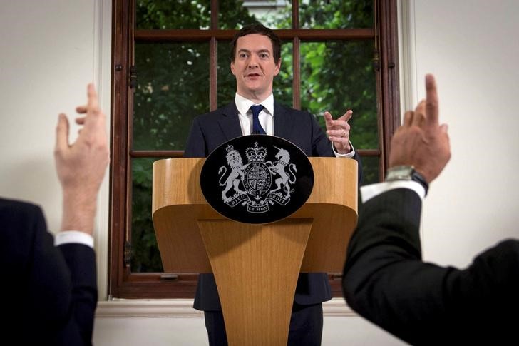 © Reuters. Ministro das Finanças britânico, George Osborne, em entrevista coletiva em Londres