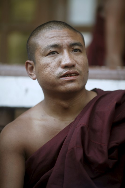 © Reuters. Nyi Nyi Lwin, also known as Shin Gambira, leader of the All-Burmese Monks Alliance, talks to supporters in the state committee of Sangha Maha Nayaka in Yangon