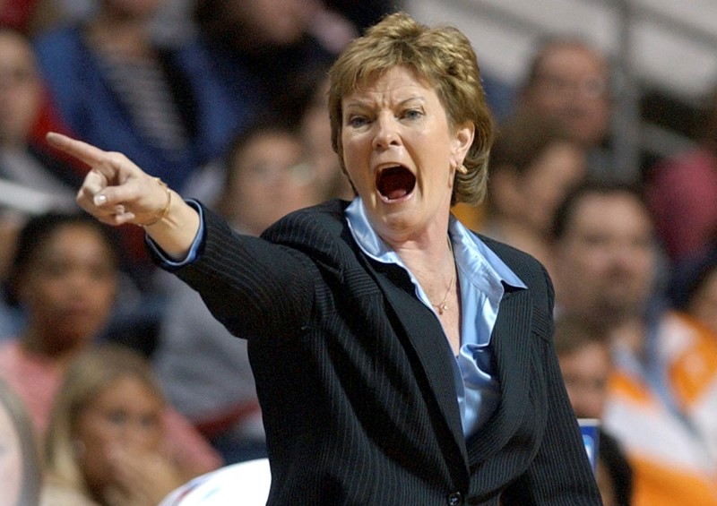 © Reuters. Tennessee's coach Pat Summitt shouts directions to her players in the fourth quarter in Philadelphia, Pennsylvania