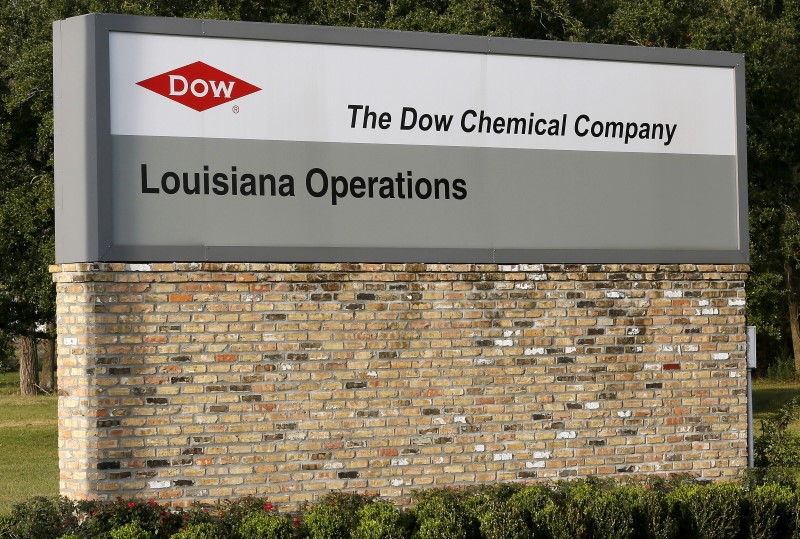 © Reuters. Sign is seen at an entrance to a Dow Chemical Co plant in Plaquemine