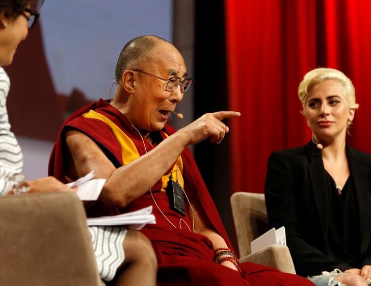 © Reuters. Dalai Lama e Lady Gaga durante evento político em Indianápolis, nos EUA