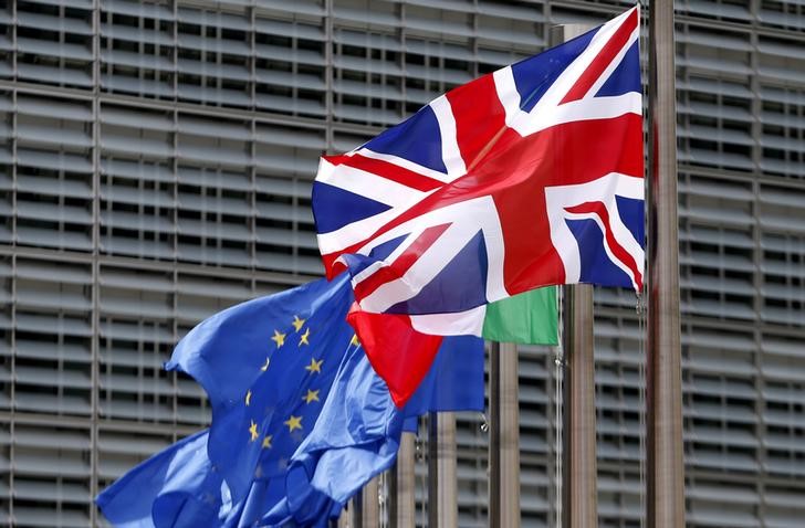 © Reuters. La bandiera britannica davanti alla sede della Commissione Europea, a Bruxelles