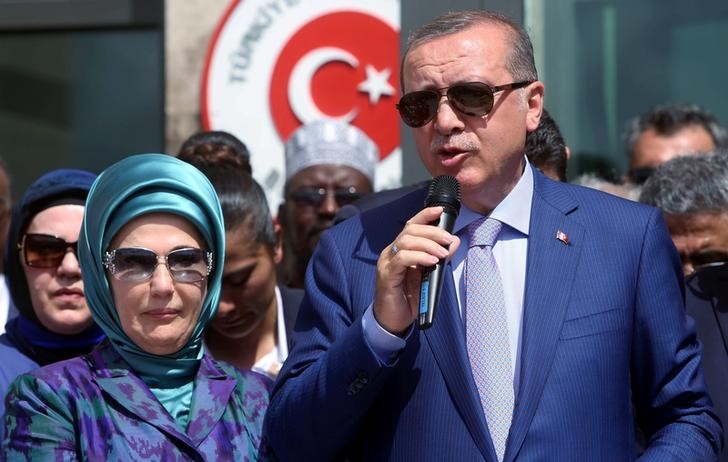 © Reuters. Президент Турции Тайип Эрдоган с женой на открытии посольства Турции в Могадишо