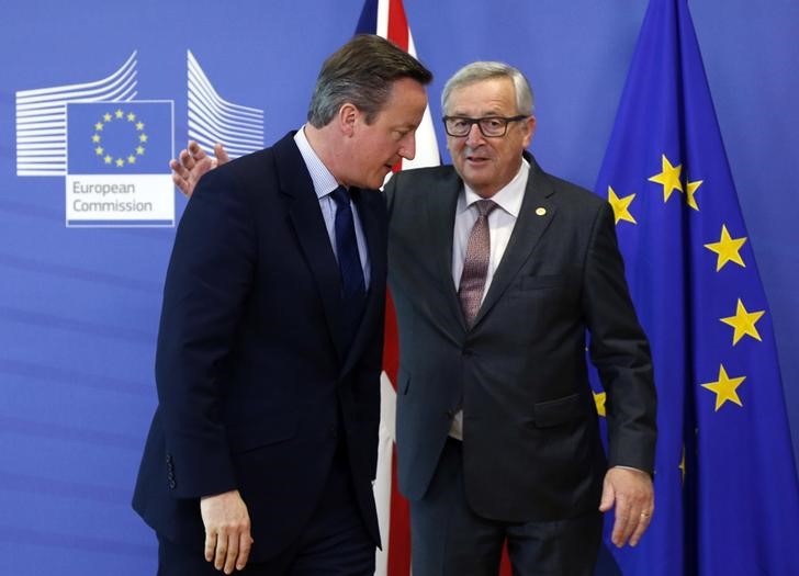 © Reuters. Premiê britânico, David Cameron, e presidente da Comissão Europeia, Juncker, em Bruxelas