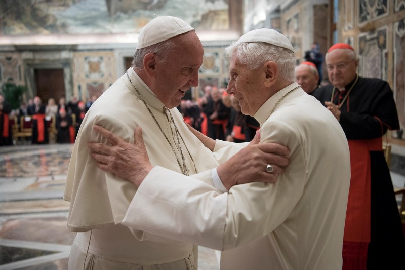 © Reuters. Papa Francisco e ex-papa Bento