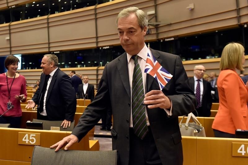© Reuters. Farage, abucheado en un agitado debate parlamentario en Bruselas