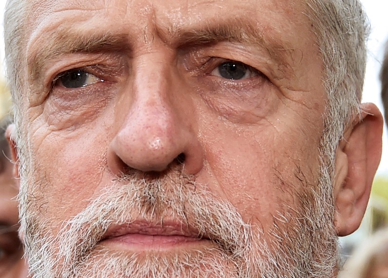 © Reuters. Opposition Labour party leader Jeremy Corbyn addresses a gathering of supporters demonstrating in Parliament Square, in central London, Britain