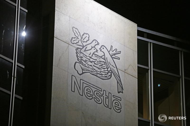 © Reuters. Логотип Nestle на штаб-квартире компании в Веве, Швейцария