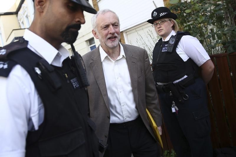 © Reuters. El líder laborista Corbyn pierde una moción de confianza en su partido